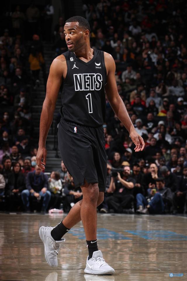 他以严格的 他以严格的